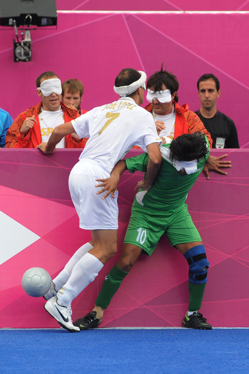 
مسابقه تیم فوتبال 5 نفره ایران با اسپانیا در وزنه‌برداری در چهاردهمین دوره بازیهای پارالمپیک لندن
